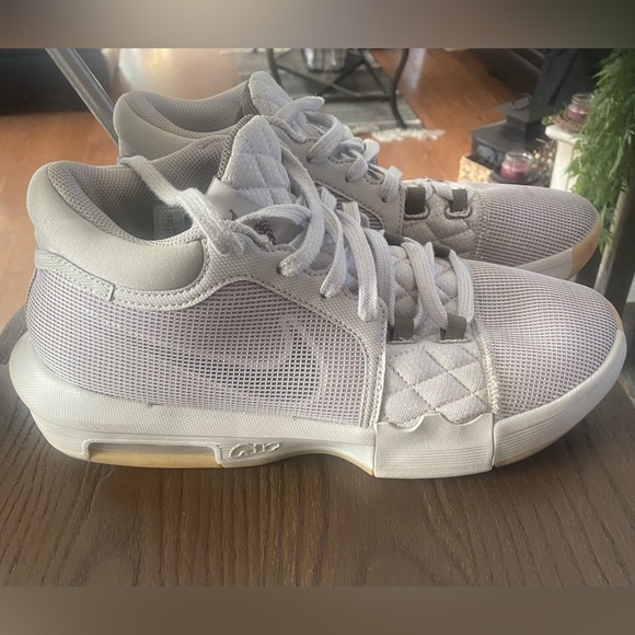 Lebron basketball shoes - Picture 1 of 3